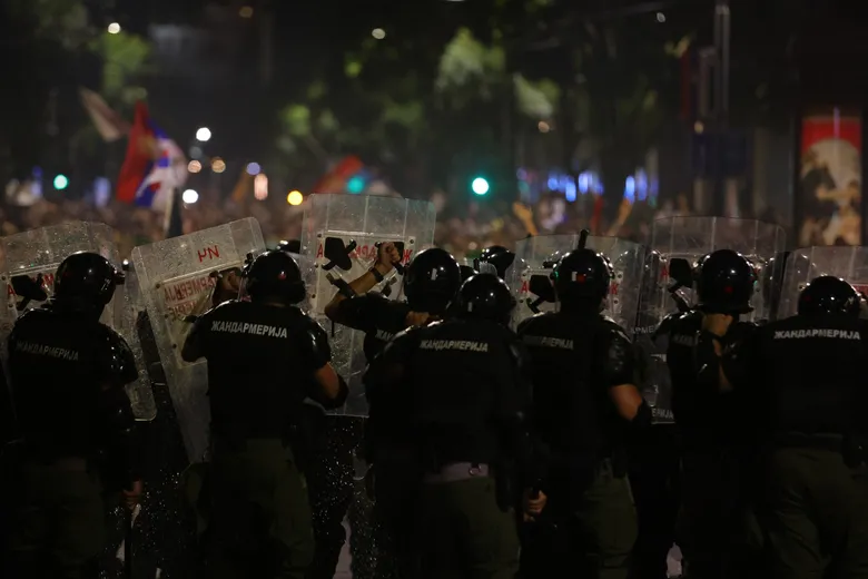 На півночі Сербії протестувальники пошкодили офіс керівної партії – фото На півночі Сербії протестувальники пошкодили офіс керівної партії – фото