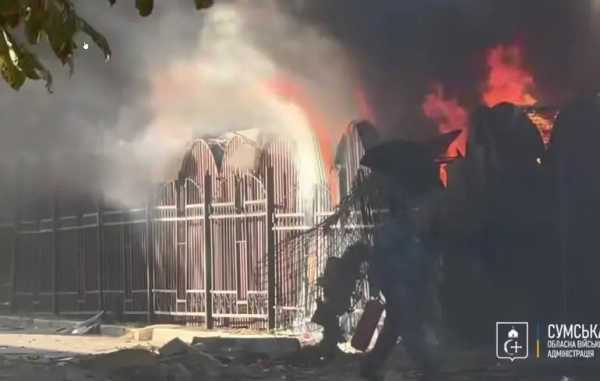 Ворог завдав удару по центральній частині Сум — вирує пожежа