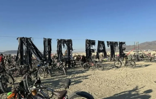 Українська “Чорна хмара” на Burning Man знайшла нове життя після руйнування від бурі Українська “Чорна хмара” на Burning Man знайшла нове життя після руйнування від бурі