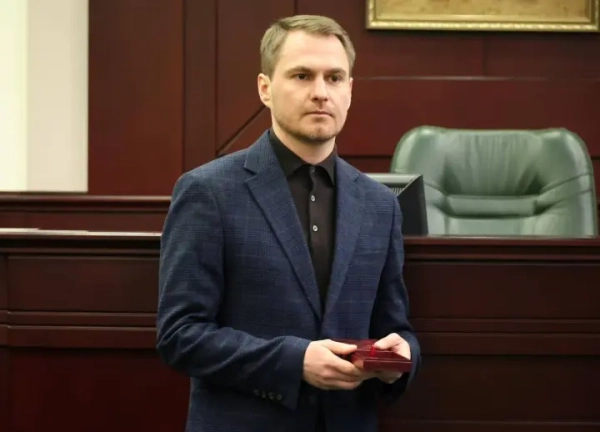 Реальний крок до порятунку: Генпрокурор Кравченко отримав "золоту цеглинку" від засновниці "Міста Добра" за запровадження інститут прокурора із захисту прав дитини