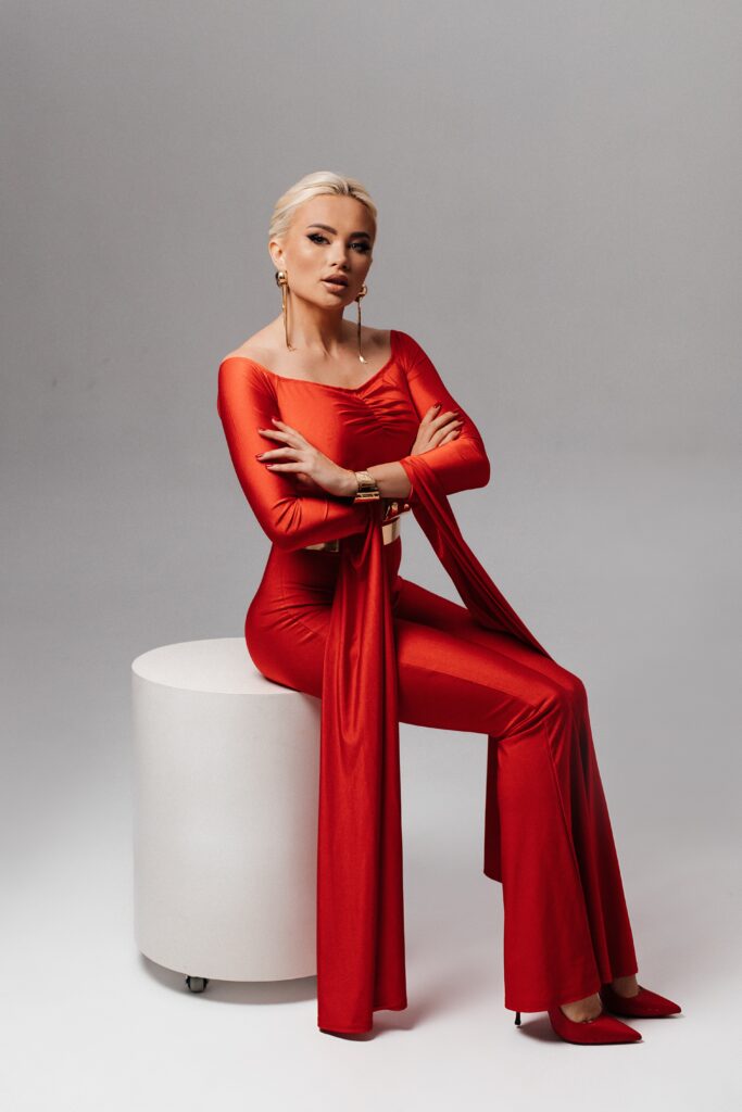 Українська співачка та модель ANGELA