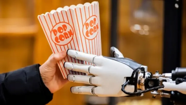 Tesla представила робота Optimus у Берліні: роздавав попкорн