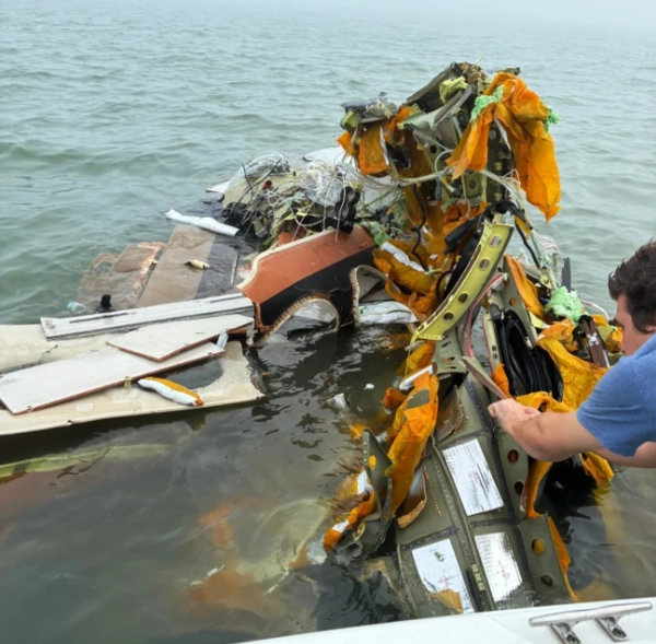 Мексиканський військовий літак розбився біля американського берега з тяжко травмованою дитиною. 4 Фото: AP