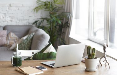 домашній офіс стіл ноутбук квартира фріланс робота