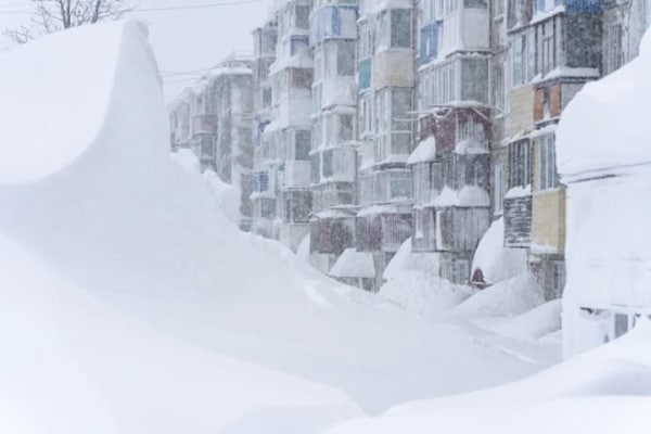 Найсильніші за 60 років потужні снігопади та арктичний холод паралізували рух в Азії