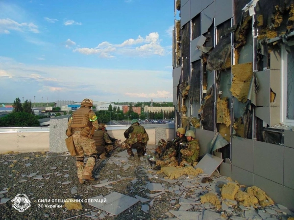 Сталеві воїни витримали, фортеця впала: Україна славить оборонців Донецького летовища 19 Сталеві воїни витримали, фортеця впала: Україна славить оборонців Донецького летовища 17