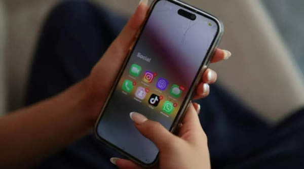 Франція готується заборонити соцмережі підліткам до 15 років та смартфони у школах