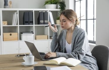 дівчина віддалена робота ноутук офіс