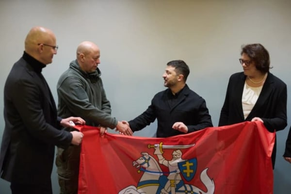 Найближчим часом Україна отримає 200 генераторів: Зеленський зустрівся з литовськими волонтерами