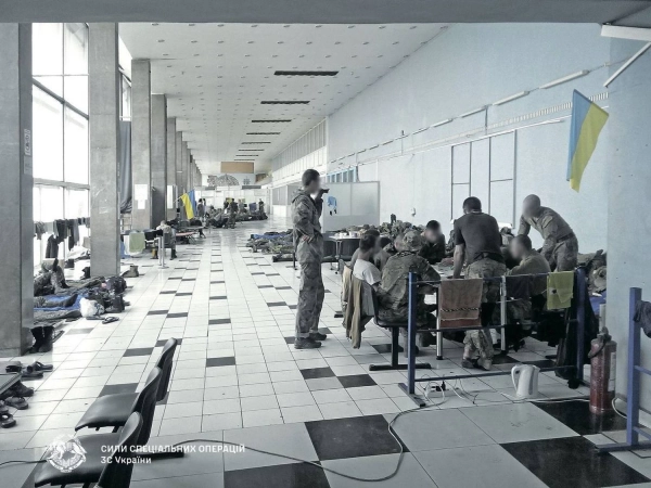 Сталеві воїни витримали, фортеця впала: Україна славить оборонців Донецького летовища 16 Сталеві воїни витримали, фортеця впала: Україна славить оборонців Донецького летовища 14