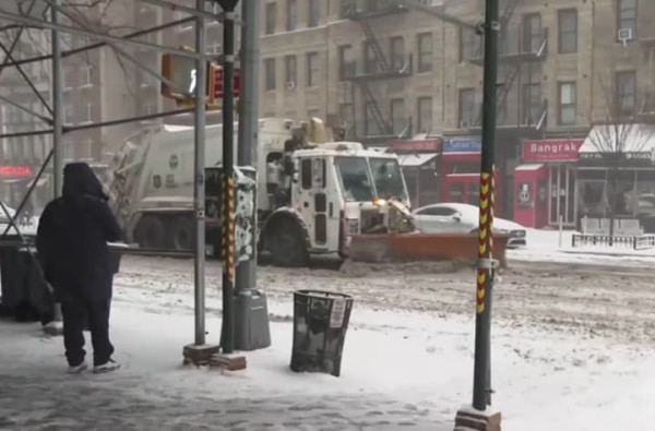 Потужний шторм у США: 14 людей загинули, сотні тисяч людей без світла, понад 10 тис. рейсів скасовано