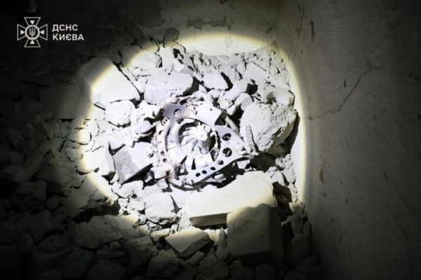 У Києві <!--more--/>через атаку рф уламки дрона влучили в 15-поверхівку: показали наслідки” loading=”eager” decoding=”async” fetchpriority=”high” style=”color:transparent;margin:0;display:block;width:100%;height:auto” class=”block w-full h-auto max-w-full” width=”1500″ height=”1000″ width=”1500″ height=”1000″ /></p>
<p></span></p>
<p>У Києві в результаті нічної атаки рф елементи ворожого дрона влучили у 15-поверховий житловий будинок на рівні технічного поверху, проінформували в <a href=