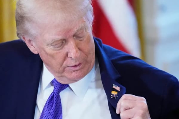 Трамп з’явився на публіці зі значком "Щасливий Трамп", але заперечив що він щасливий