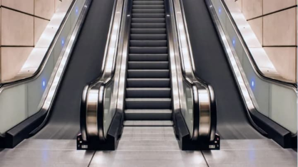 Падіння чоловіка з нерухомого ескалатора в харківському ТЦ.