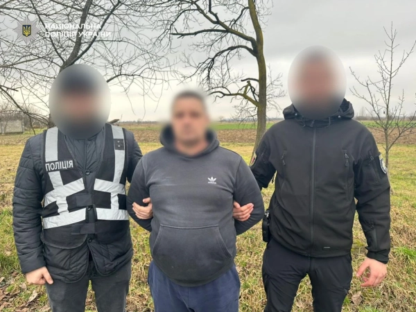 На Закарпатті арештували зловмисника, котрий жбурнув бойову гранату в помешкання поліцейського. 6 На Закарпатті арештували зловмисника, котрий жбурнув бойову гранату в помешкання поліцейського. 4