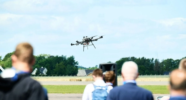 Данський дрон розбиває бронетехніку двома кулеметами: революція у військовій справі 2