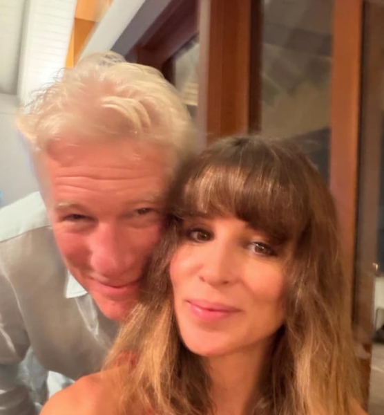 Річард Гір ласкаво зустрів дружину та сяяв з дітьми на ексклюзивних фото 10