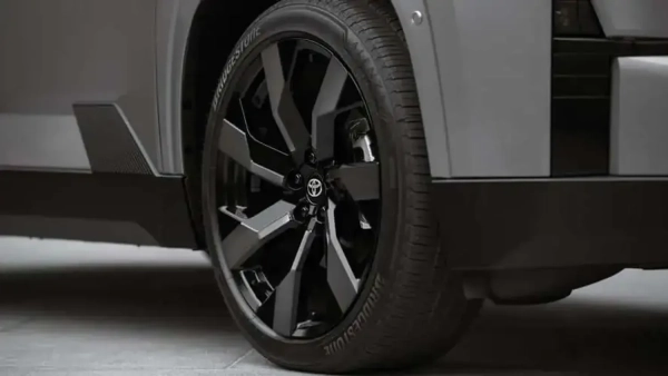 Toyota явила світові свій дебютний електричний SUV на три ряди. 10