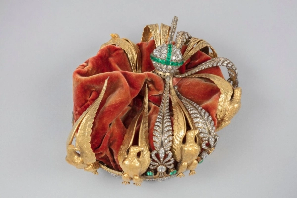 Лувр представив на огляд зіпсовану корону імператриці Євгенії, знайдену після музейної крадіжки 5