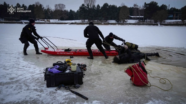 На Київському морі авто потонуло, дрифтуючи на кризі: одна жертва, іншого розшукують. 10
