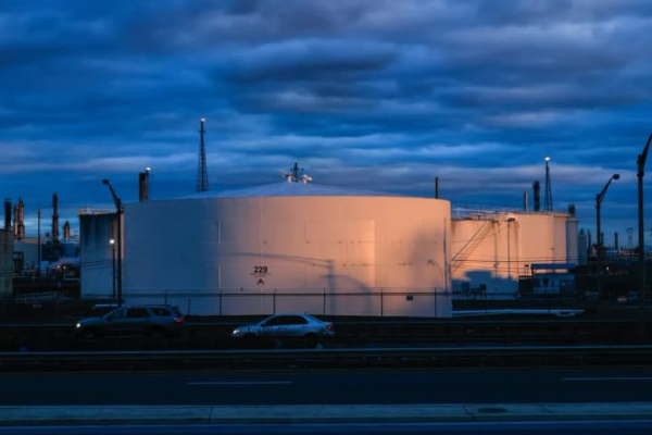 Напруженість навколо Ірану штовхає ціни на нафту вгору попри зростання запасів у США