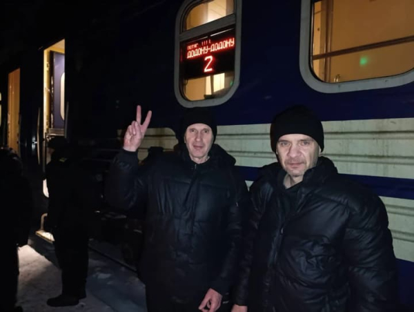 Укрзалізниця показала повернення116 звільнених з полону українців додому