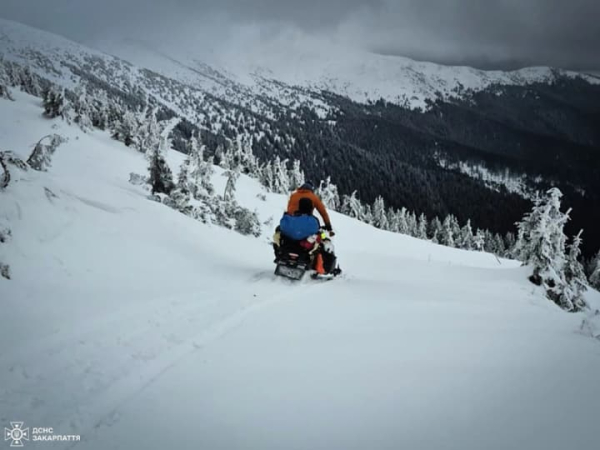 Пара мандрівників зледеніла та ледь не загинула від холоду на Чорногорі.