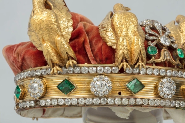 Лувр представив на огляд зіпсовану корону імператриці Євгенії, знайдену після музейної крадіжки 6