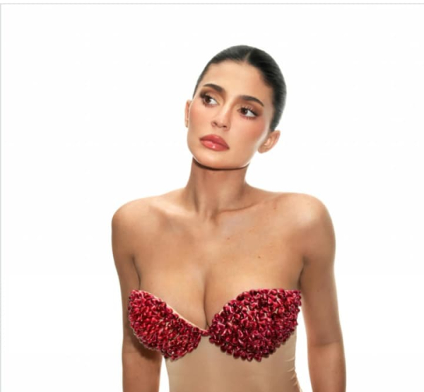 Кайлі Дженнер шокувала фанів: ліфчик із рубінових зерен у свіжій зйомці