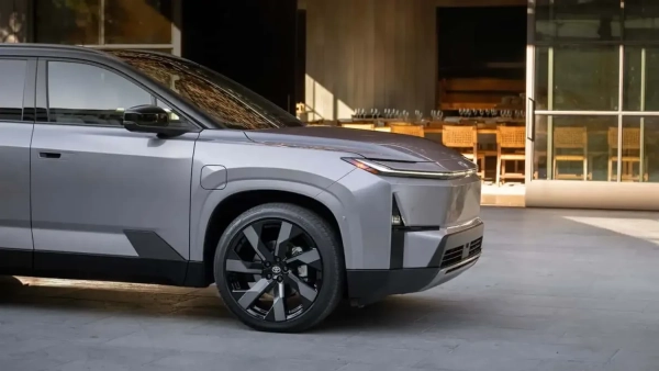 Toyota явила світові свій дебютний електричний SUV на три ряди. 11