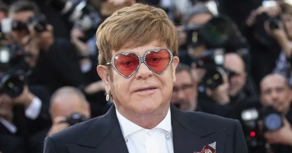 Елтон Джон представив родинний портрет у галереї Лондона: зворушливий знімок з чоловіком та синами 3