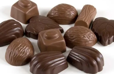 Коли варто дарувати коробку цукерок: прості правила етикету