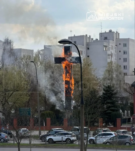 Пожежа охопила 17-метровий хрест у Польщі: подробиці інциденту 2