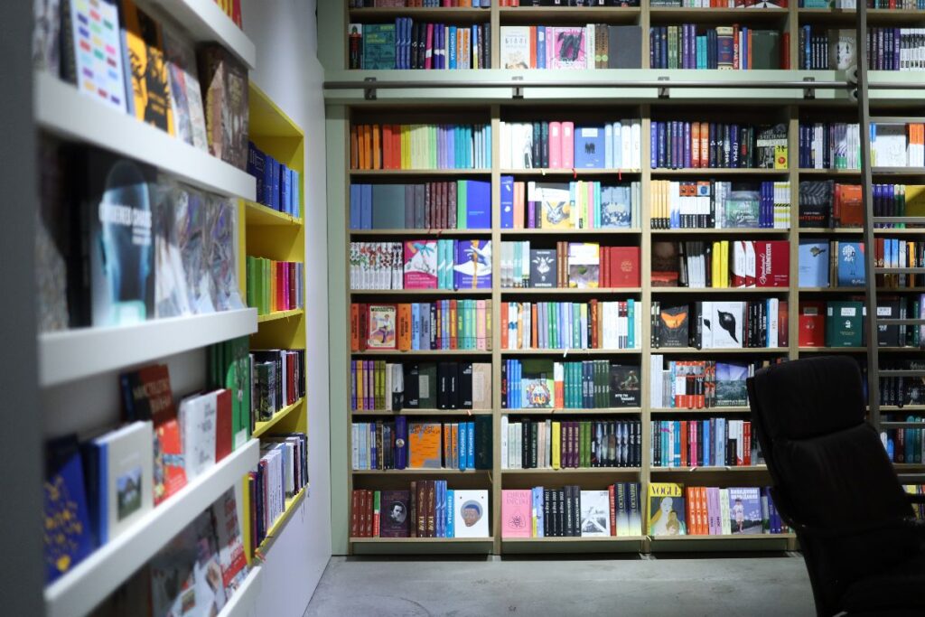 Де купити книги українською: огляд інтернет-магазину та простору «Сенс» 1