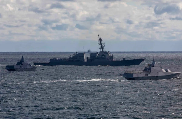 Два корвети класу Visby ВМС Швеції та есмінець класу Arleigh Burke ВМС США. Фото: US DoW
