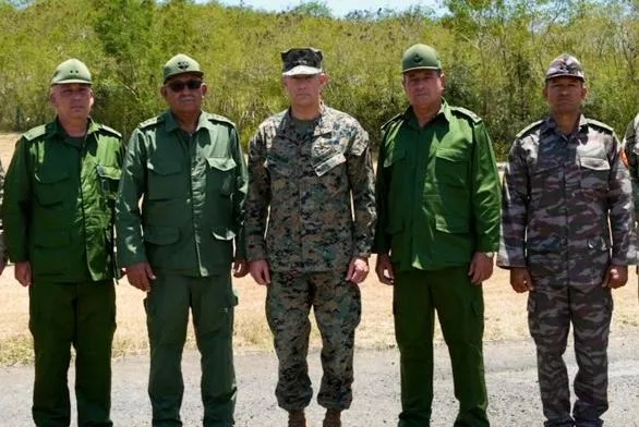 Керівник Пентагону в Гуантанамо: рідкісні переговори з кубинськими військовими 2 Керівник Пентагону в Гуантанамо: рідкісні переговори з кубинськими військовими 2