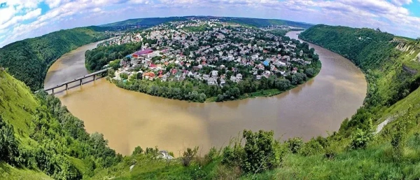 Панорама міста Заліщики, оточеного Дністром