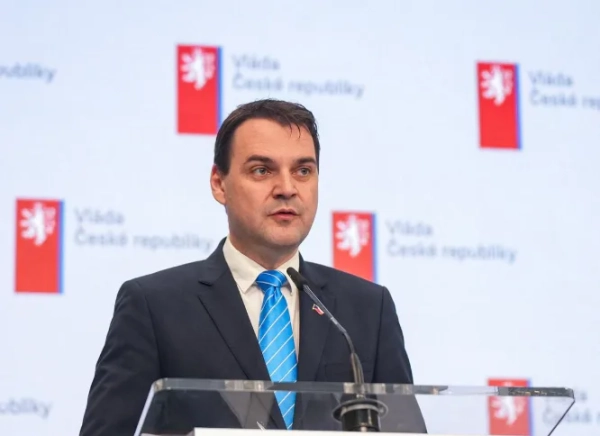 Прем’єр Чехії їде на саміт НАТО, попри суперечки з президентом