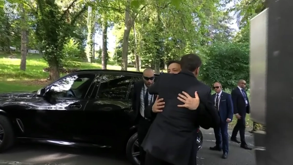 Зеленський на саміті G7: Президент України вже зустрівся з Макроном 7 Президент України Володимир Зеленський на саміті G7
