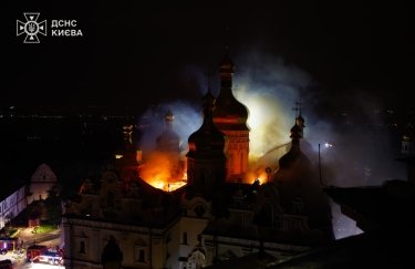 АіФ UA 30 Масштабна пожежа охопила Києво-Печерську лавру після російської атаки