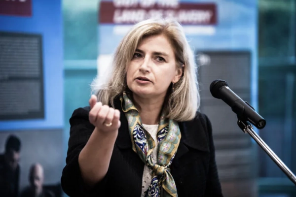 АіФ UA 12 Кур’єрська доставка ордена: Навроцький назвав це плювком в обличчя