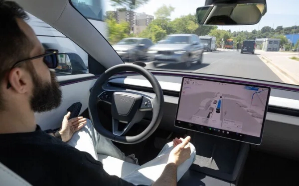Естонія відкрила дороги для автономних Tesla: рухайся вперед до майбутнього!