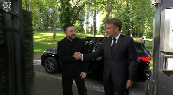 Зеленський на саміті G7: Президент України вже зустрівся з Макроном 8 Президент Франції Еммануель Макрон та Президент України Володимир Зеленський