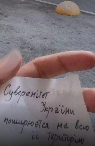 Українці в Донецьку та Сімферополі відзначили День Конституції потужними акціями підтримки 4
