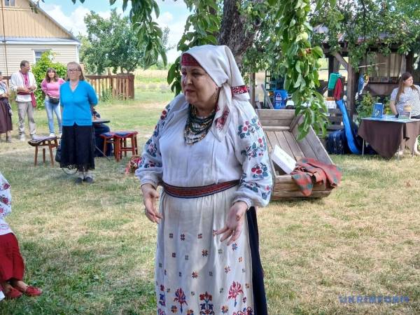 "Зажинки": як перші колоски задають тон для різдвяного дідуха 28 "Зажинки": як перші колоски задають тон для різдвяного дідуха 28