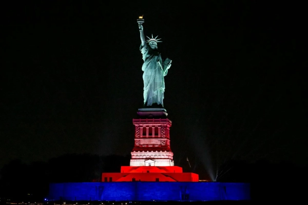 Франція вшановує 250-річчя США: величні пам’ятки засяяли особливим світлом