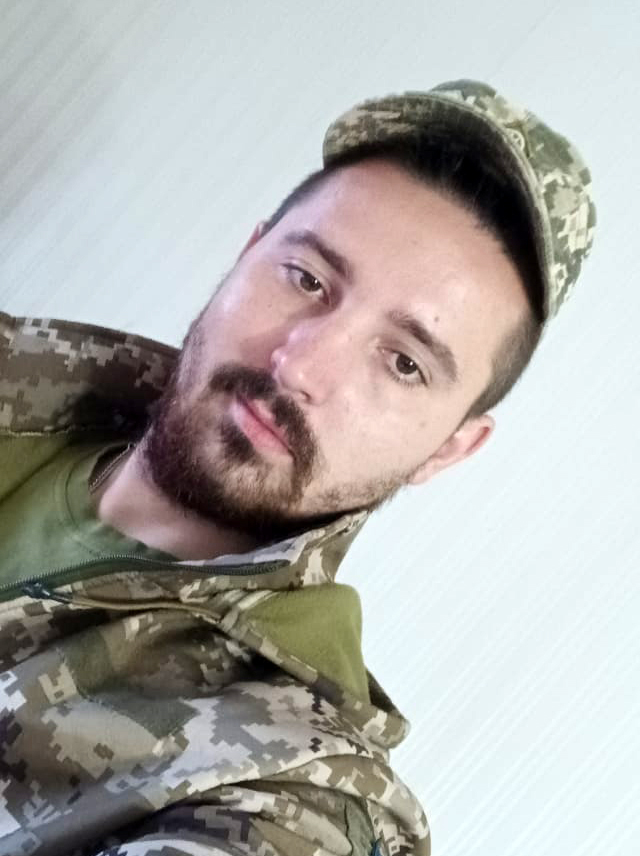 Чоловік у військовій формі зробив селфі.