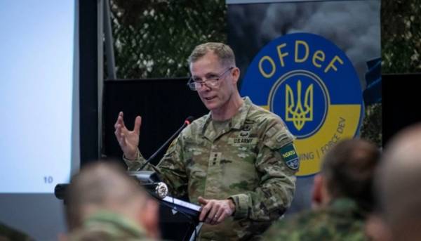 АіФ UA 28 Зеленський відзначив командувача місії НАТО найвищою нагородою
