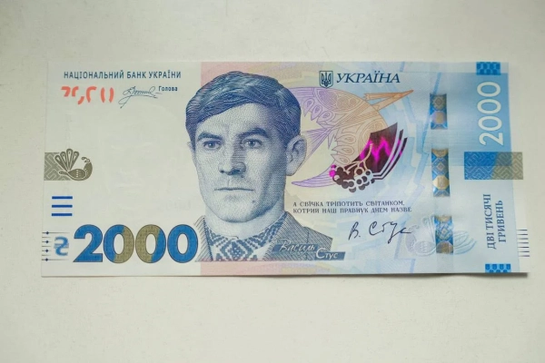В Україні з'явилася нова банкнота 2000 гривень: портрет Стуса тепер у гаманцях українців з 4 вересня 12