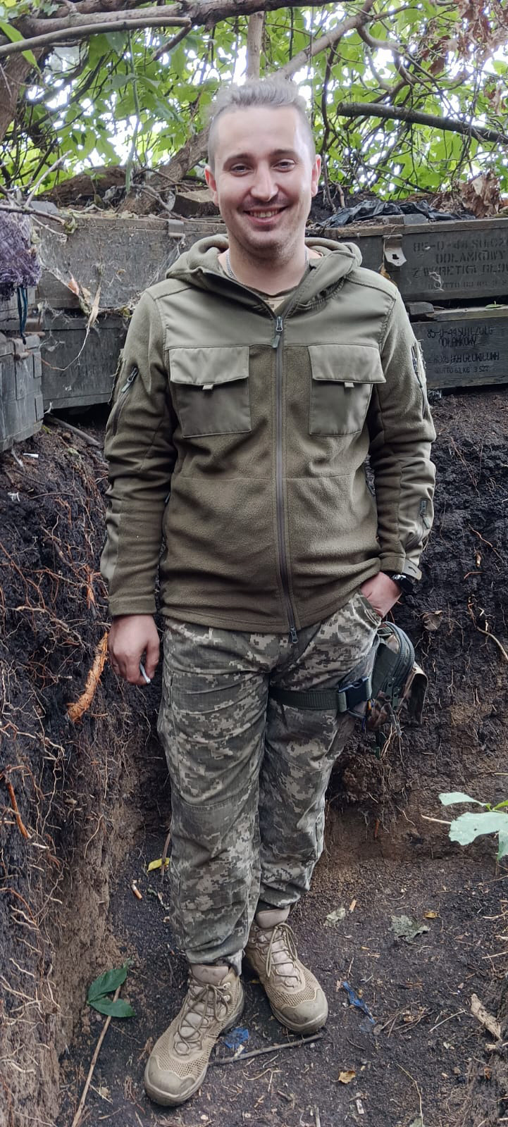 Військовий у польовій формі стоїть в укритті.
